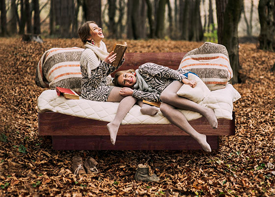 Betten München 2 Mädels im Herbst