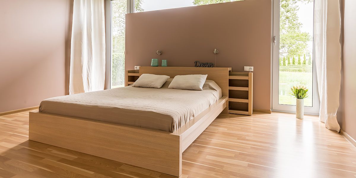 Schlafzimmer mit Doppelbett aus Holz