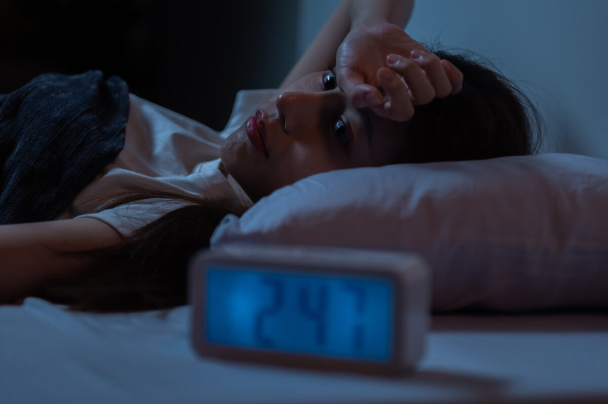 Tiefschlaf verbessern – Bild einer Frau mit Einschlafproblemen
